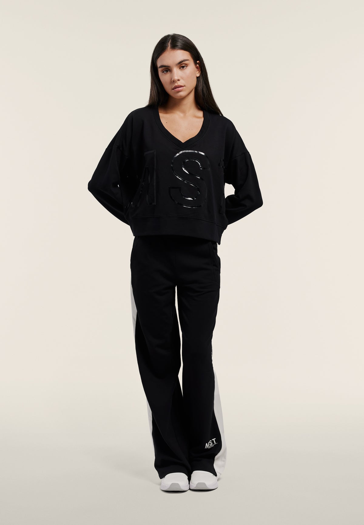 Cropped V-neck sweatshirt with maxi print - Black
