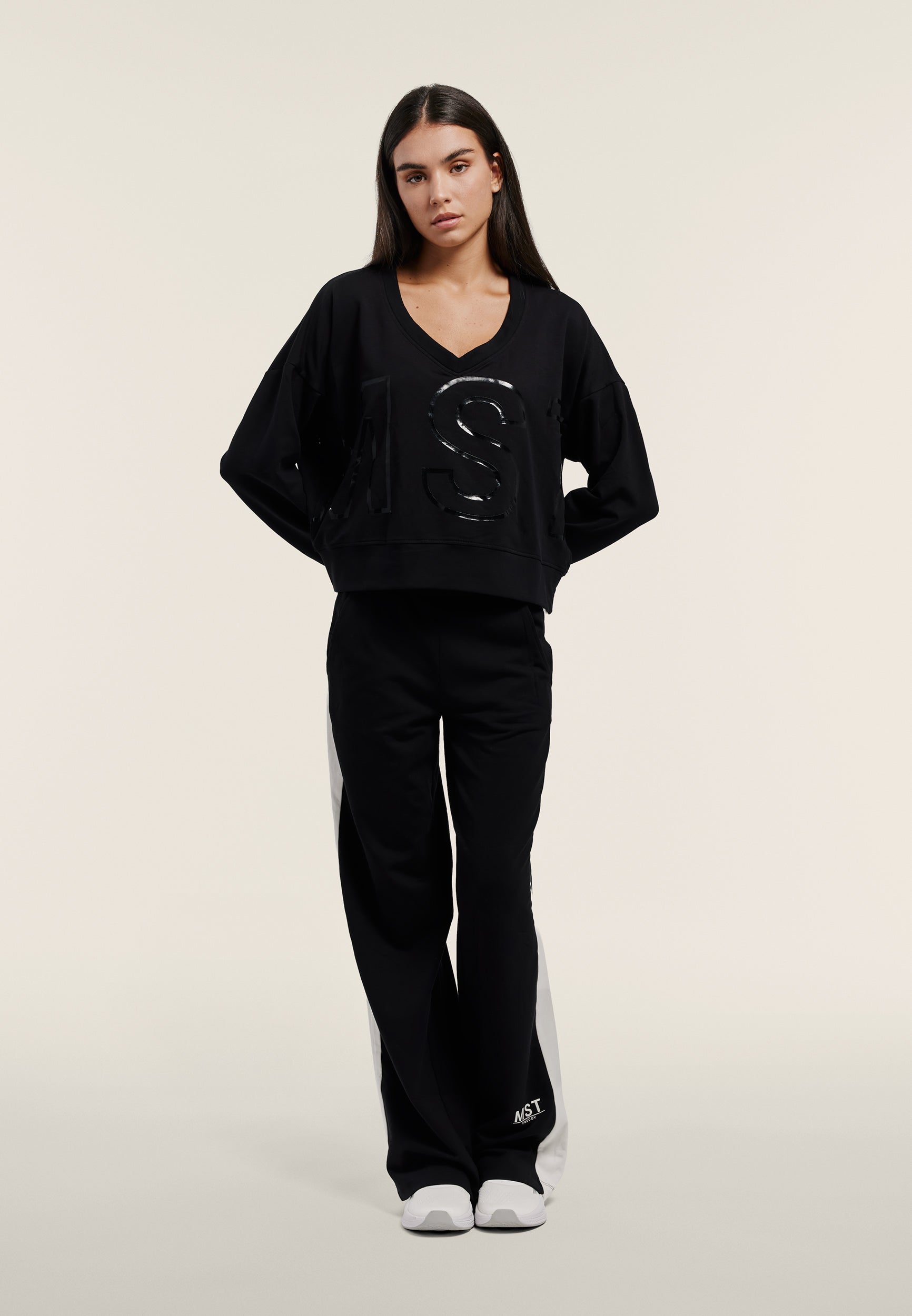 Cropped V-neck sweatshirt with maxi print - Black